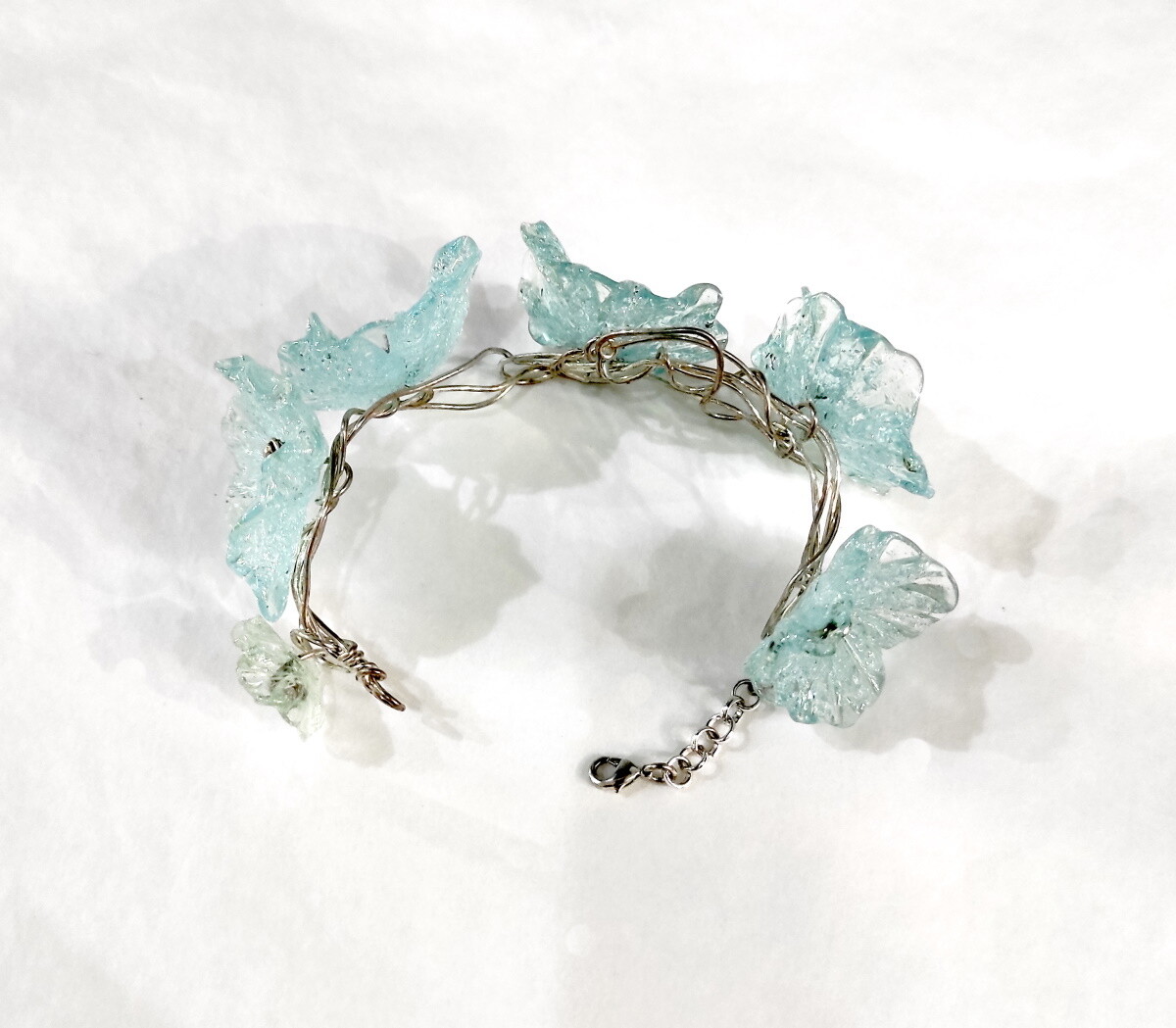 Bracelet de Fleurs Sculptées Bleu Ciel – Image 3