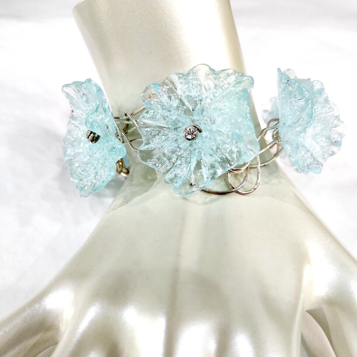 Bracelet de Fleurs Sculptées Bleu Ciel