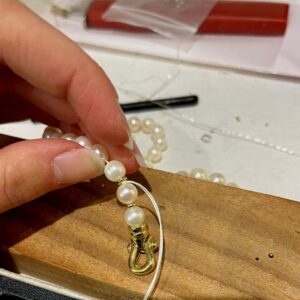 Atelier d'enfilage de Perles de Culture avec Nœuds